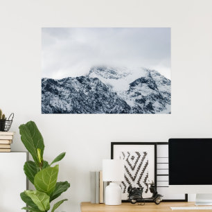 Poster Montanhas nevadas deslumbrantes cobertas por nuven