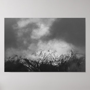 Poster Montanhas pretas e brancas em nuvens