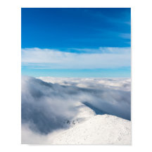 Montanhas que emergem de nuvens