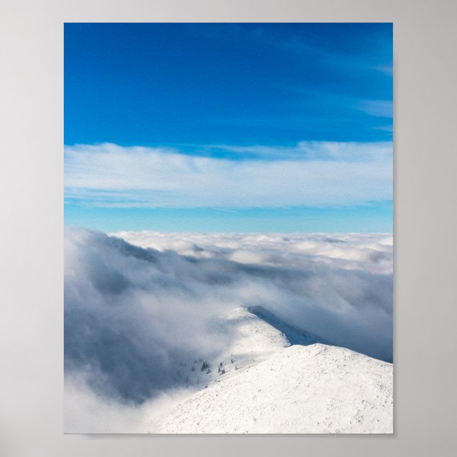 Poster Montanhas que emergem de nuvens (Frente)