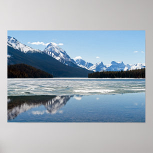 Poster Montanhas rochosas refletindo no lago Maligne