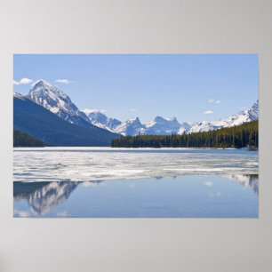 Poster Montanhas rochosas refletindo no lago Maligne