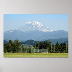 Pôster Monte Rainier Domina Campo de Futebol