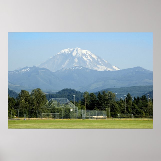 Pôster Monte Rainier Domina Campo de Futebol (Frente)