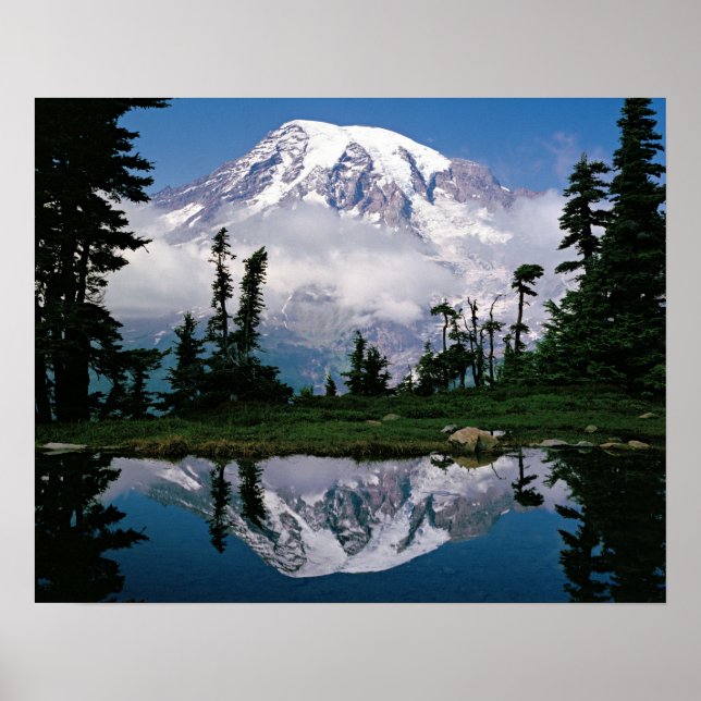 Pôster Monte Rainier refletido em um lago de montanha (Frente)