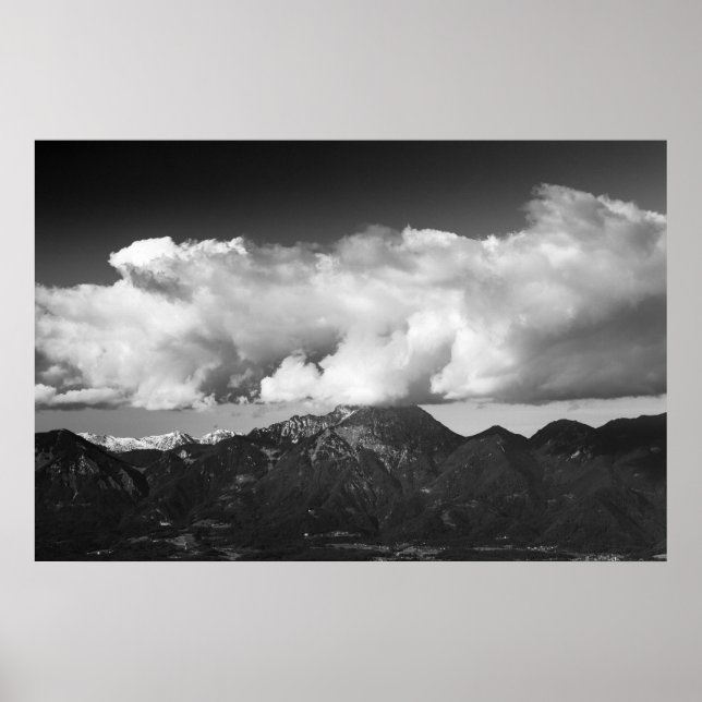 Poster Mountain Storžič, Eslovênia sob nuvens (Frente)