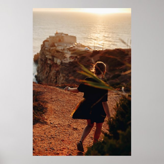 Poster Mulher caminhando na pedra (Frente)