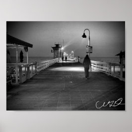 Poster Mulher caminhando no píer. em San Clemente B&W