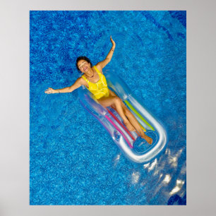 Poster Mulher cavalgando boia flutuante de plástico no c