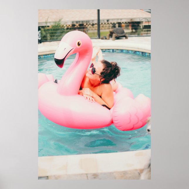 Poster Mulher com flamingo inflável rosa na piscina exter (Frente)