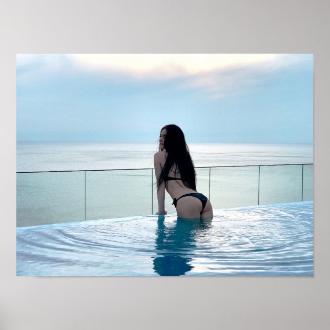 Poster Mulher de Biquíni Preto no Infinity Pool com Vista (Frente)