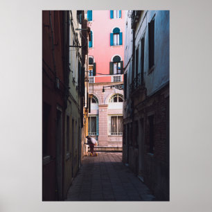 POSTER MULHER DE CAMISA BRANCA E CALÇAS NEGRAS CAMINHANDO