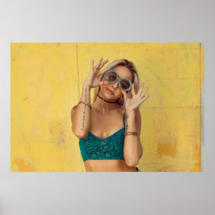Poster Mulher em bralette azul segurando óculos de sol co