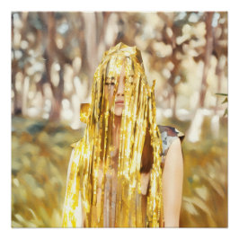 Pôster Mulher em Floresta Violada com Shimmering Dourado