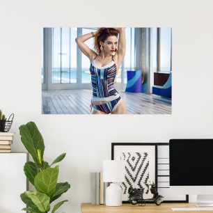 Poster mulher em roupa colorida