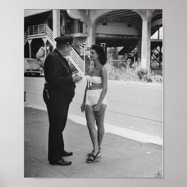 Poster Mulher em um traje de banho ganhando bilhete (Frente)