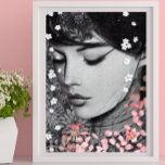 Poster Mulher Floral Rosa Botânica Fantasia Pop Art<br><div class="desc">Esta Poster mostra uma bela mulher rodeada de belas flores rosa e brancas. A escolha do tema Mulher Floral foi porque é um item de tendências que irá adicionar beleza e calma à sua decoração interior. A escolha do retrato da mulher negra e branca era dar um aspecto elegante à...</div>