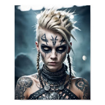 Mulher guerreira viking com tatuagem de runa e sin