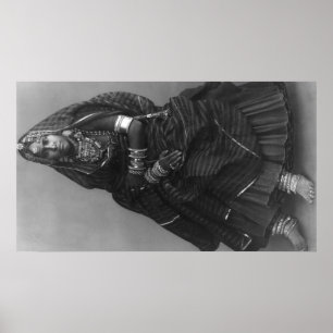 Poster Mulher indiana com vestido e jóia de corte
