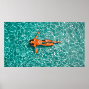 Poster Mulher nadando sozinha no corpo d'água