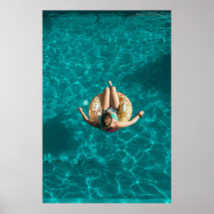 Poster Mulher no chão inflável amarelo