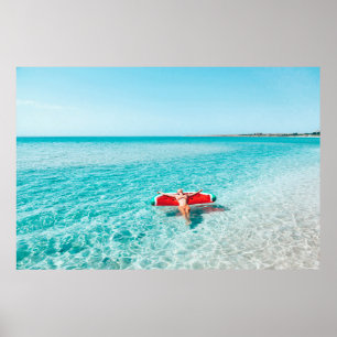 Poster Mulher no lilo na água do mar. Garota relaxando em