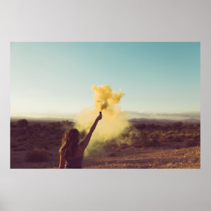 Poster Mulher parada no deserto segurando flare