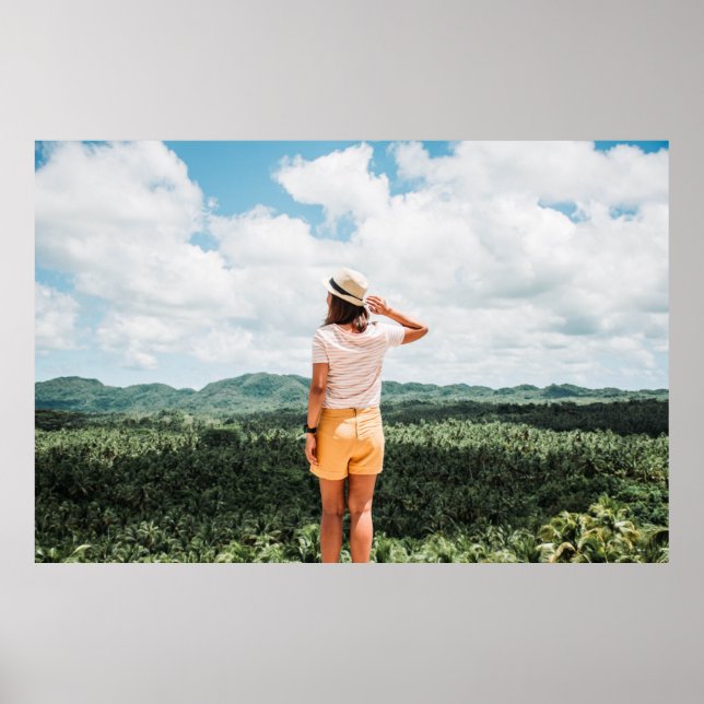 Poster Mulher parada perto das árvores (Frente)