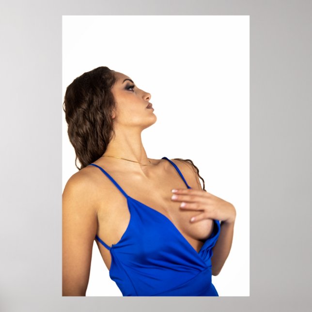 Poster Mulher posando com vestido azul mostrando confianç (Frente)