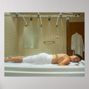 Poster Mulher que aprecia a hidroterapia no chá vichy