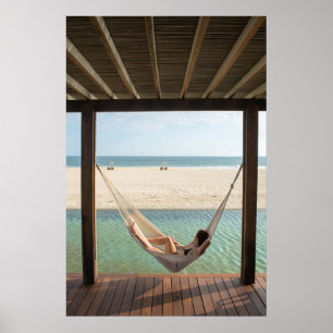 Pôster Mulher que coloca em um Hammock em um hotel