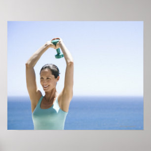 Poster mulher que excercising com pesos em seu telhado