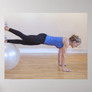 Pôster Mulher que faz a pose do exercício