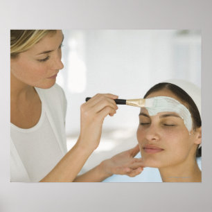 Pôster Mulher que obtem a máscara da lama da beleza