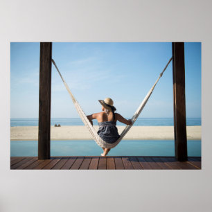 Poster Mulher Sentada Em Um Hammock Num Pequeno Hotel