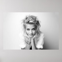Mulher sorridente com a cabeça nas mãos Foto B&W