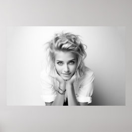 Poster Mulher sorridente com a cabeça nas mãos Foto B&W