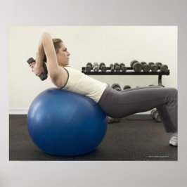 Poster Mulher usando balas de exercício e pesos de mão