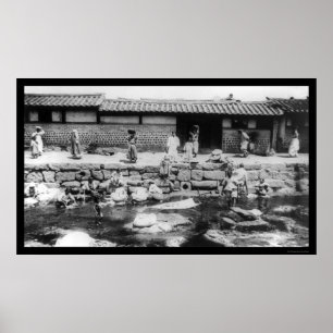 Pôster Mulheres que lavam a lavanderia em um córrego em