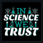 Poster Na Science We Trust Cote - Professor<br><div class="desc">Na citação de Science We Trust. A ciência bonita, artística, engraçada fala com uma reviravolta religiosa. Arte tem microscópio e equipamento experimental de frasco para professora de ciências masculina ou feminina. > Use para a apreciação de professores de Ciência, Química, Biologia ou geek de Física, ou crianças nerd de cientistas....</div>