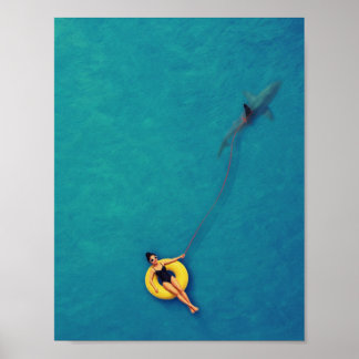 Poster Nadador passeando um tubarão no oceano