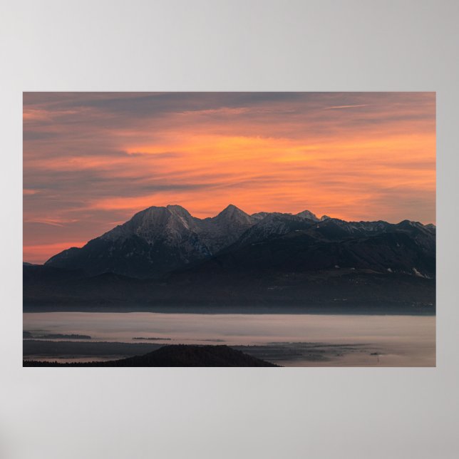Poster Nascer do sol atrás de montanhas majestosas (Frente)