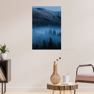 Poster Névoa mágica sobre floresta de abetos nevada