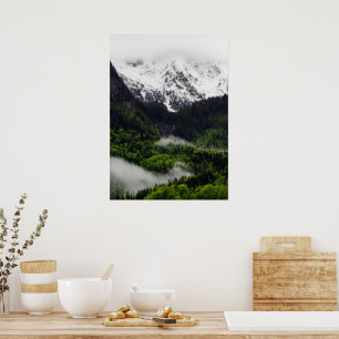 Poster Névoa rolando pela floresta abaixo das montanhas