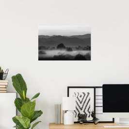Poster Nevoeiro que atravessa o vale a preto e branco