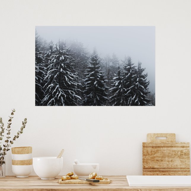 Poster Nevoeiro sobre floresta de abetos coberta de neve  (Cozinha)