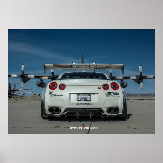 Pôster Nissan GT-R R35 LibertyWalk Widebody com avião (Frente)