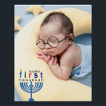 Pôster Nome do Bebê Primeiro Hanukkah Menorah<br><div class="desc">O presente perfeito para a primeira comemoração de Hanukkah de uma criança! Um costume de excelente presente para o bebê recém-nascido, este traje de bebê é um presente de excelente para o feriado, ou para um chá de fraldas! Adicione o nome do bebê, e peça seus trajes agora. Quanto mais,...</div>