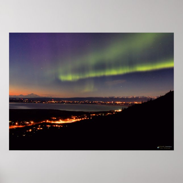 Poster Northern Lights Dancing in front of Denali (Frente)