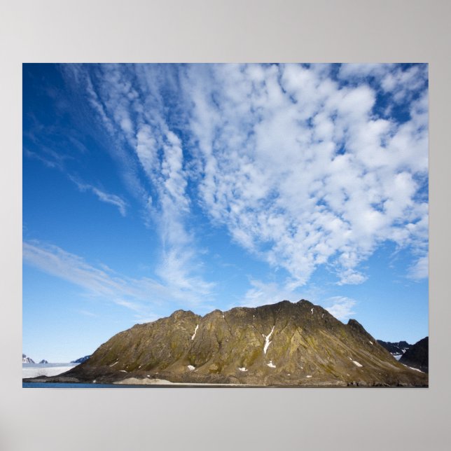 Poster Noruega, Svalbard, Nuvens acima de penhascos íngre (Frente)